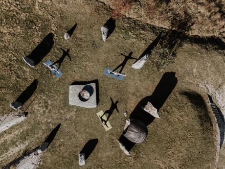 Almi´s Berghotel - Yoga am Steinkreis