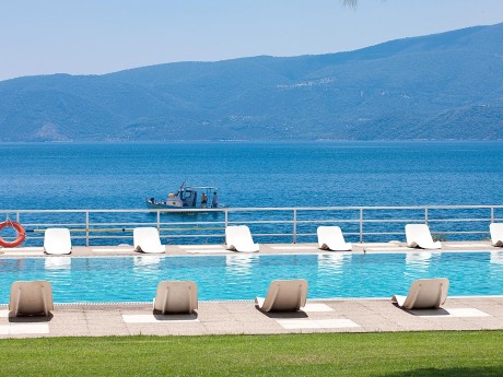 Der Pool des Kalamaki mit Ausblick