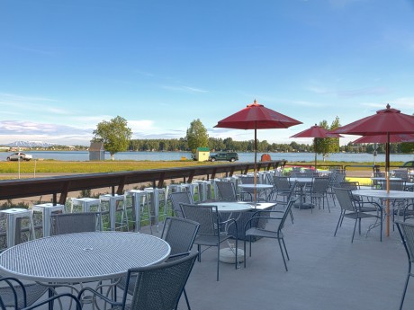 Coast Inn at Lake Hood - Restaurant Deck