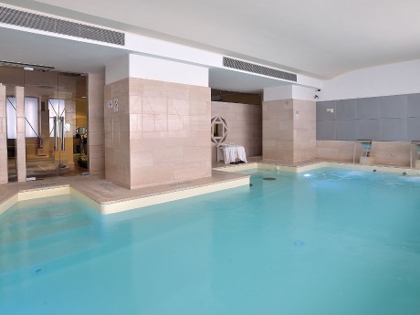 Der Pool und Fitnessbereich im Sangallo 