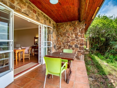 Eine Terrasse der Misty Mountain Lodge