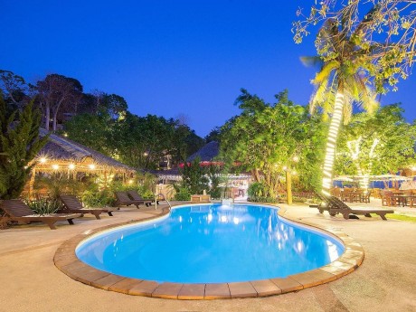 Der Pool des Phi Phi The Beach Resort