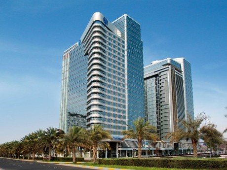 Das Pearl Rotana Hotel von außen