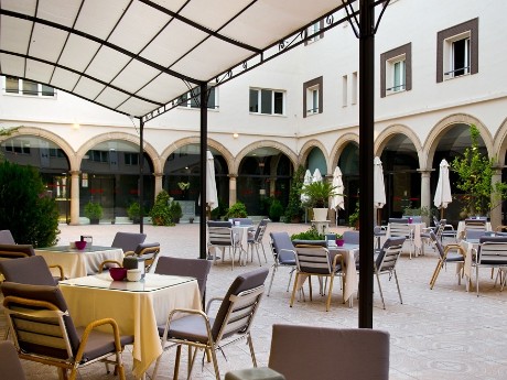 Der Innenhof des TRH Baeza