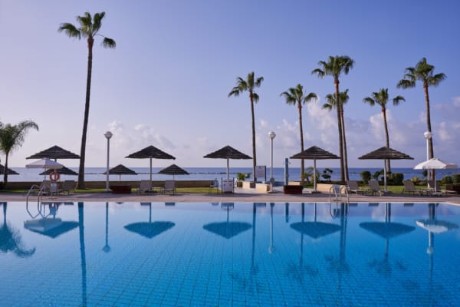 Pool mit Palmen und Meer
