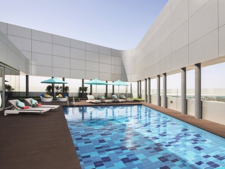 Pool im Pearl Rotana Hotel