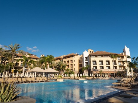 Die Poolanlage des GF Gran Costa Adeje