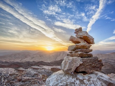 Fazinierender Sonnenaufgang im Gebirge