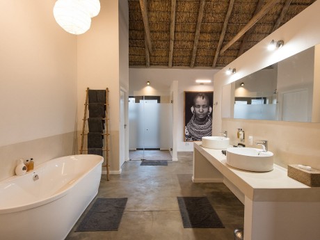 Badezimmerbeispiel der Unembeza Lodge