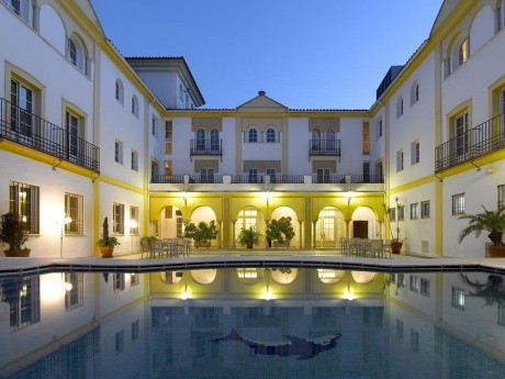 Innenhof und Pool des Macia Alfaros