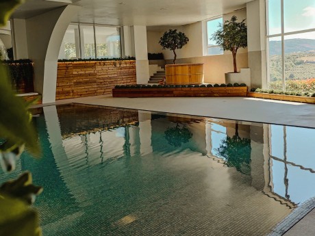 Der Innenpool des Lamego Hotels