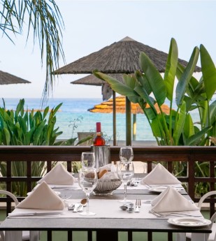 Restaurant mit Aussicht aufs Meer