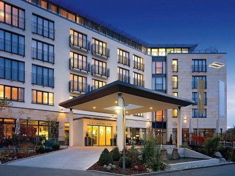 Der Eingang des Hotel Vier Jahreszeiten 