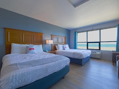 OYO Waves Hotel - 2-Queenbed OV