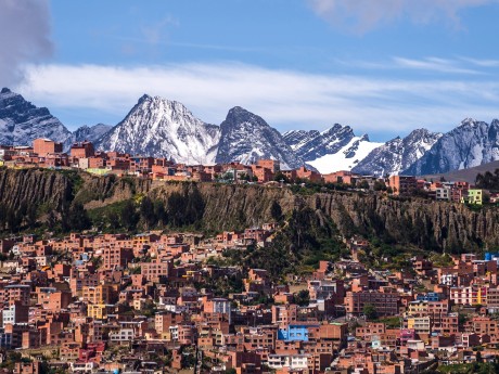 Bolivien_La Paz_Stadt vor Berglandschaft