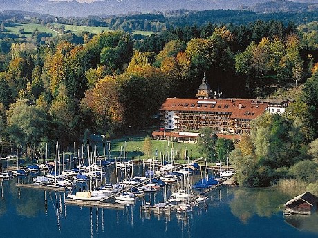 Außenansicht des Yachthotel Chiemsee