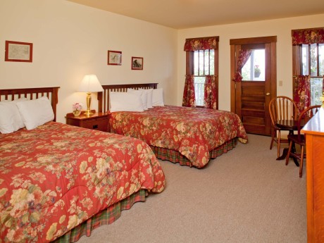 Kennicott Glacier Lodge - Main Lodgeroom