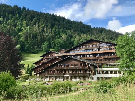 HUUS Hotel Gstaad Außenansicht