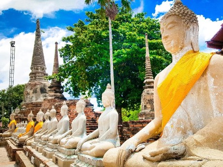 Buddhas im Wat Yai Chai Mongkon
