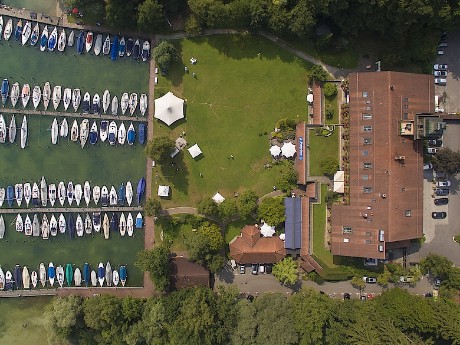 Luftbild des Yachthotel Chiemsee