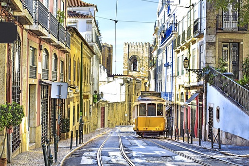 Tram mit Kathedrale, Lissabon
