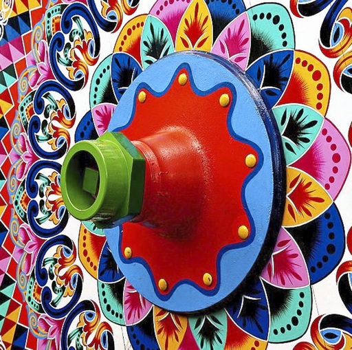 Rad eines handbemalten Ochsenkarren