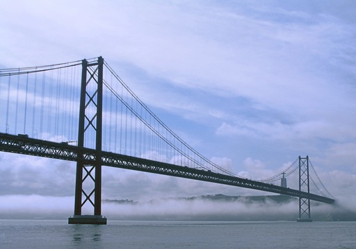 Brücke im Nebel, Lissabon