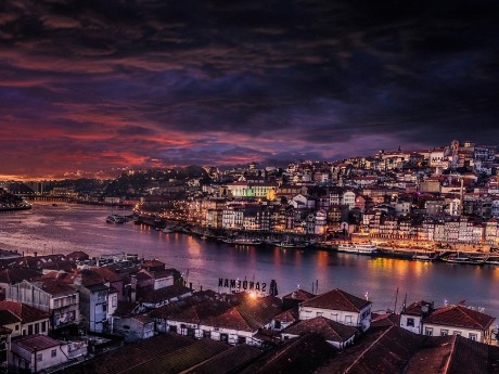 Panorama von Porto bei Nacht