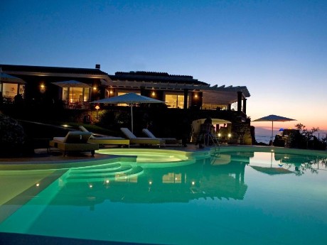 Bajaloglia Resort, by night