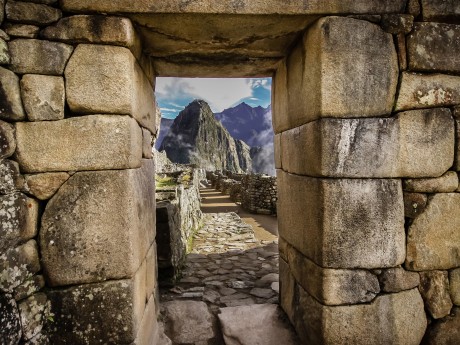 Peru_Blick durch Mauern Machu Picchu_shu