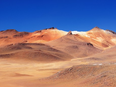 Bolivien_gentle hills and volcanoes