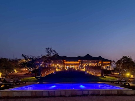 Außenansicht der Ndhula Lodge