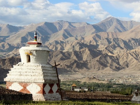 Kleiner Tempel vor einer großen Kulisse