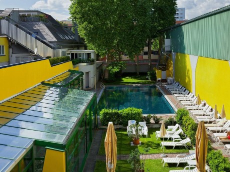 Pool und garten des Vienna Sporthotels