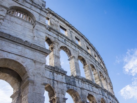 Blick von unten auf die Arena in Pula